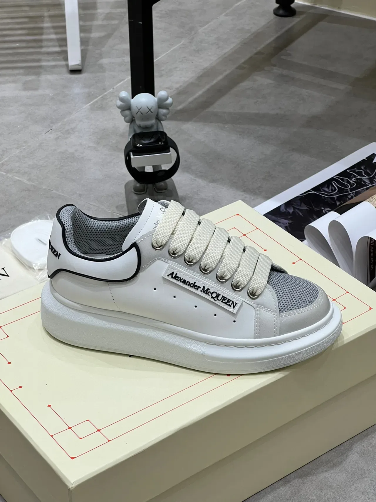 Alexander McQueen حذاء رياضي oversized أبيض رمادي أسود حذاء رياضي أسلوب حياة 3