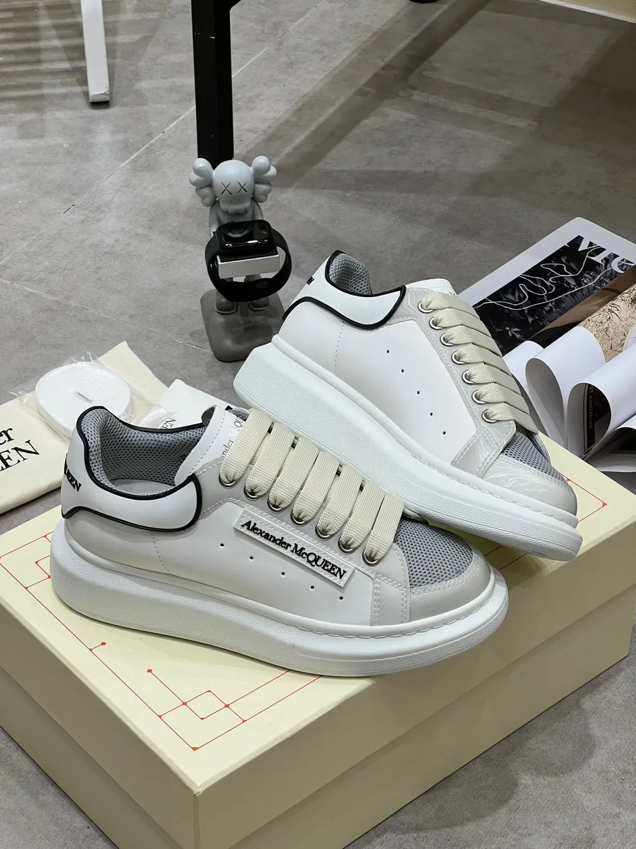 Alexander McQueen حذاء رياضي oversized أبيض رمادي أسود حذاء رياضي أسلوب حياة 4