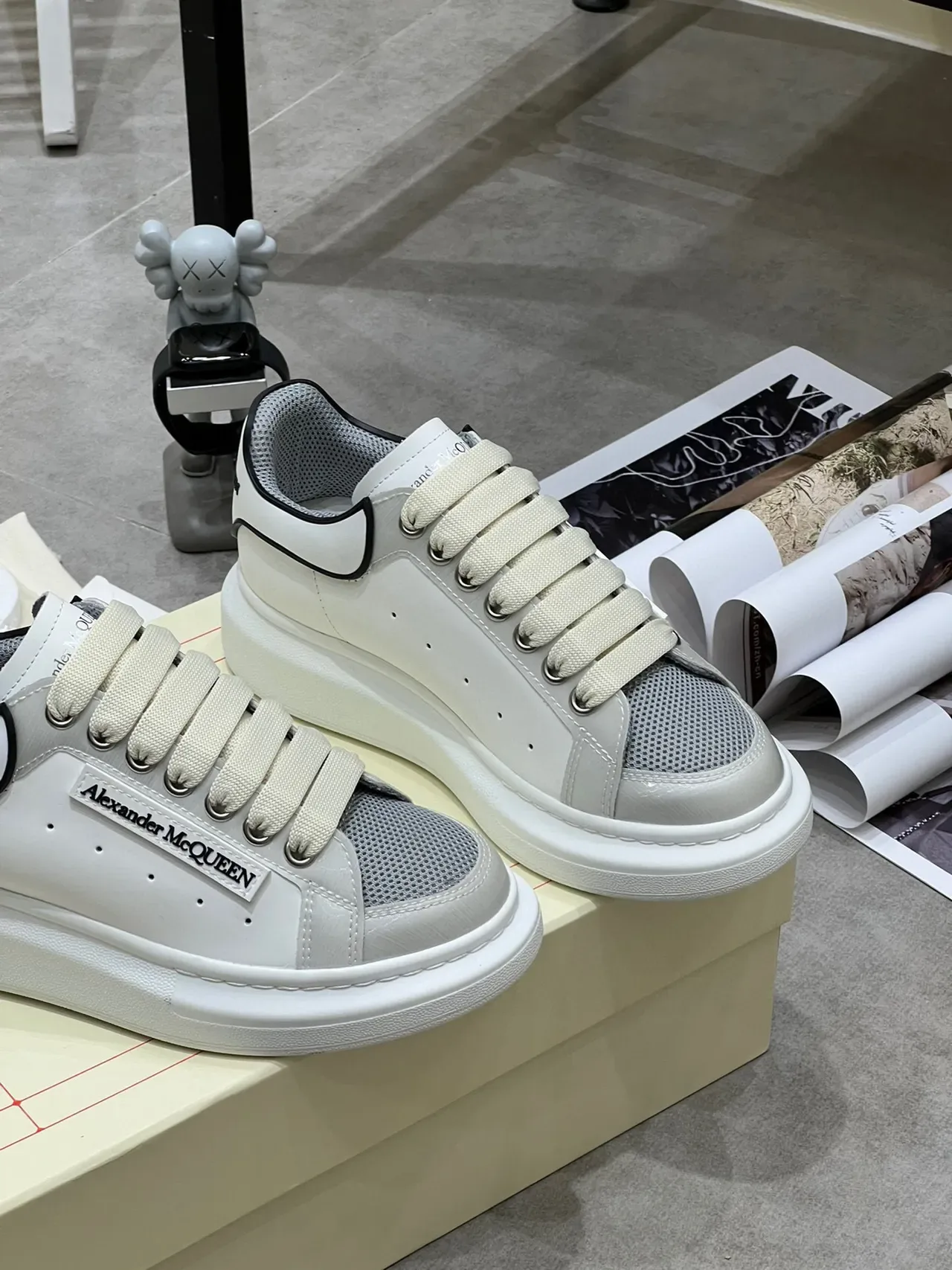 Alexander McQueen حذاء رياضي oversized أبيض رمادي أسود حذاء رياضي أسلوب حياة 6