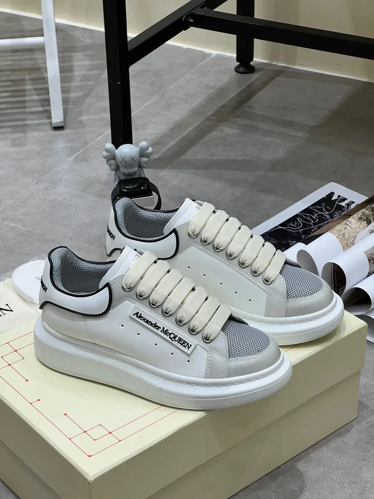Alexander McQueen حذاء رياضي oversized أبيض رمادي أسود حذاء رياضي أسلوب حياة 9
