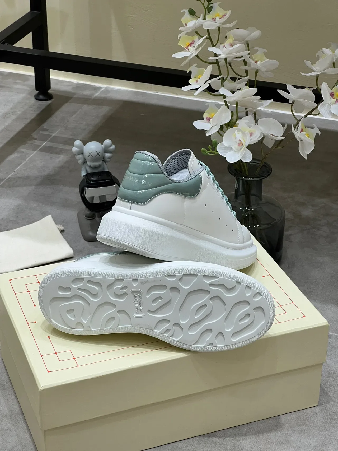 Alexander McQueen Sneaker oversized Semelle blanche verte Doigt perforé Sneakers lifestyle 3