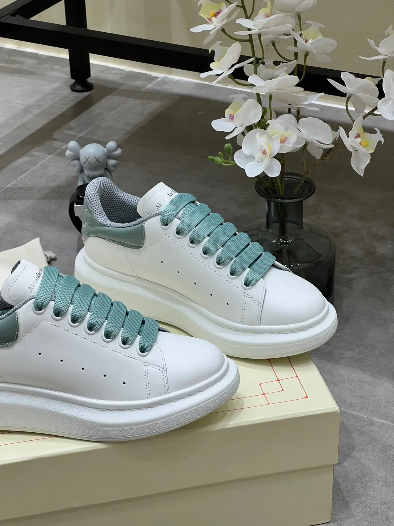 Alexander McQueen Sneaker oversized Semelle blanche verte Doigt perforé Sneakers lifestyle 4
