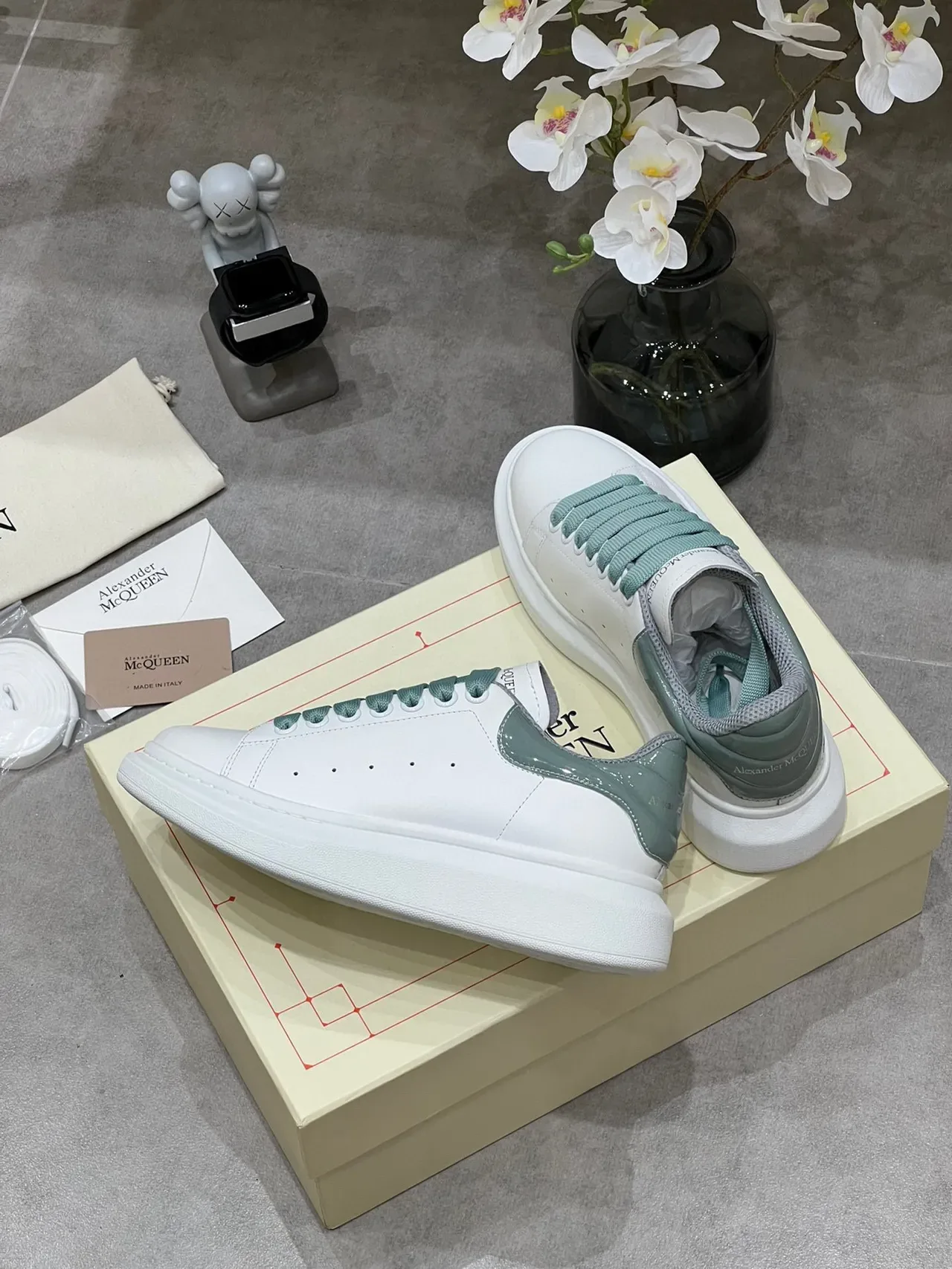 Alexander McQueen Sneaker oversized Semelle blanche verte Doigt perforé Sneakers lifestyle 6