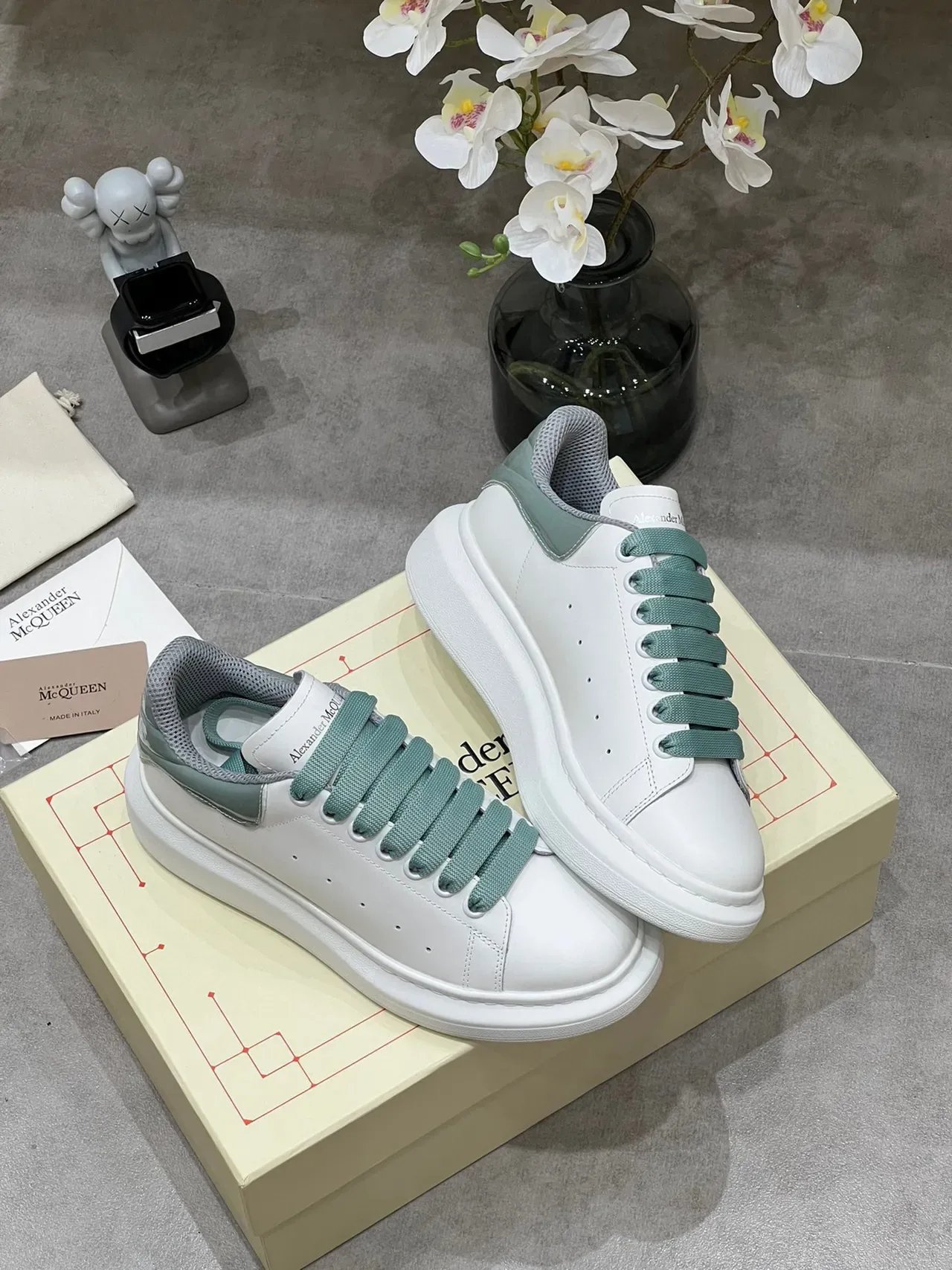 Alexander McQueen Sneaker oversized Semelle blanche verte Doigt perforé Sneakers lifestyle 7