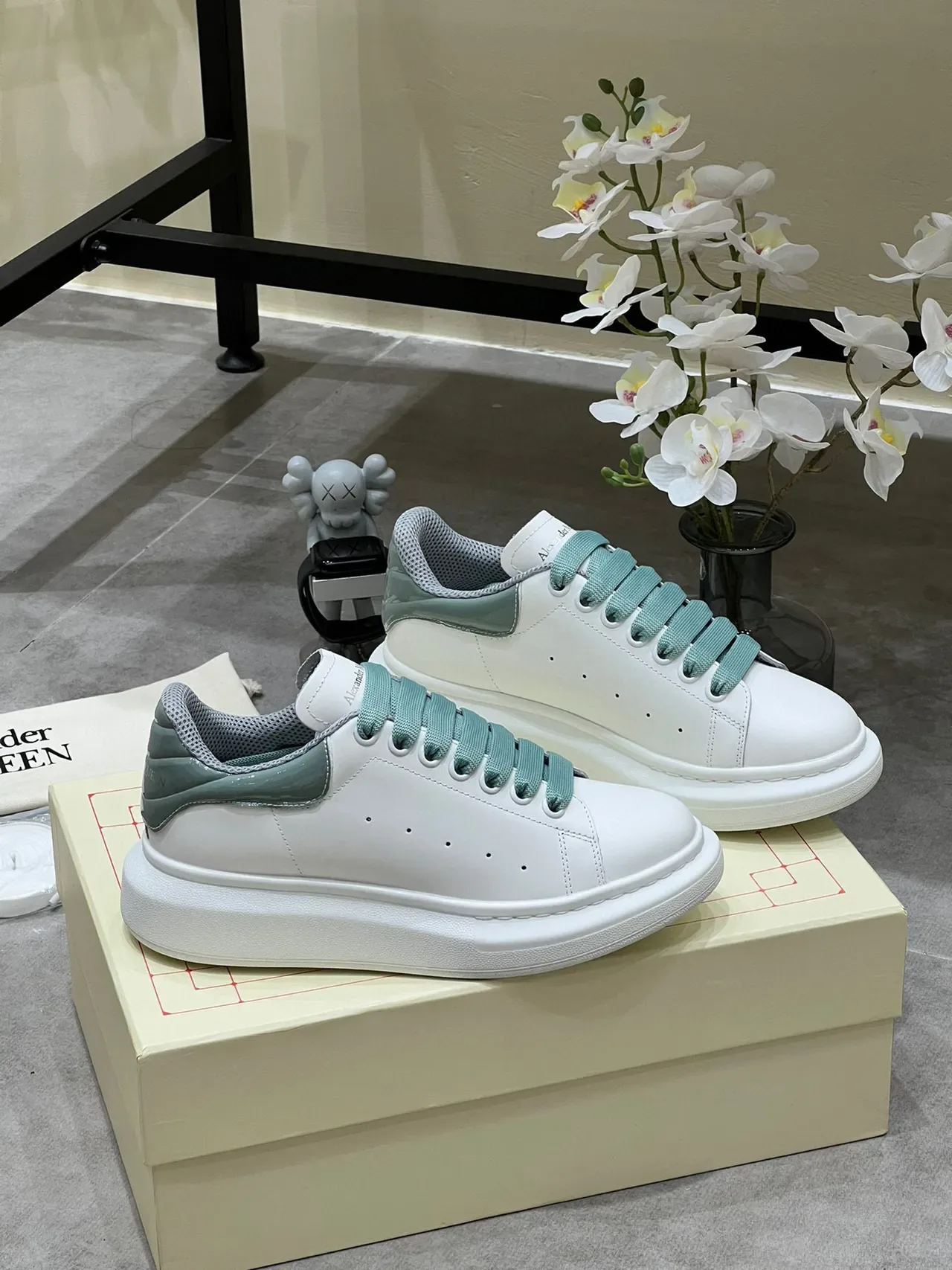 Alexander McQueen Sneaker oversized Semelle blanche verte Doigt perforé Sneakers lifestyle 8
