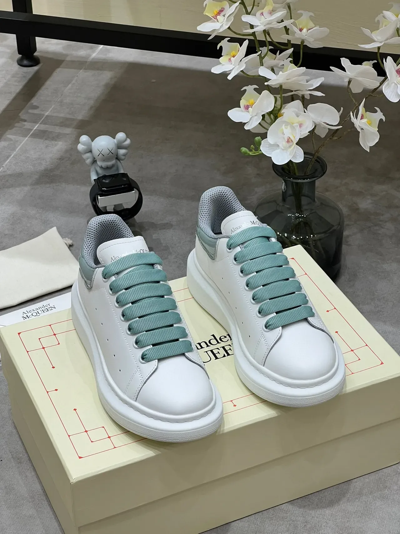 Alexander McQueen Sneaker oversized Semelle blanche verte Doigt perforé Sneakers lifestyle 9