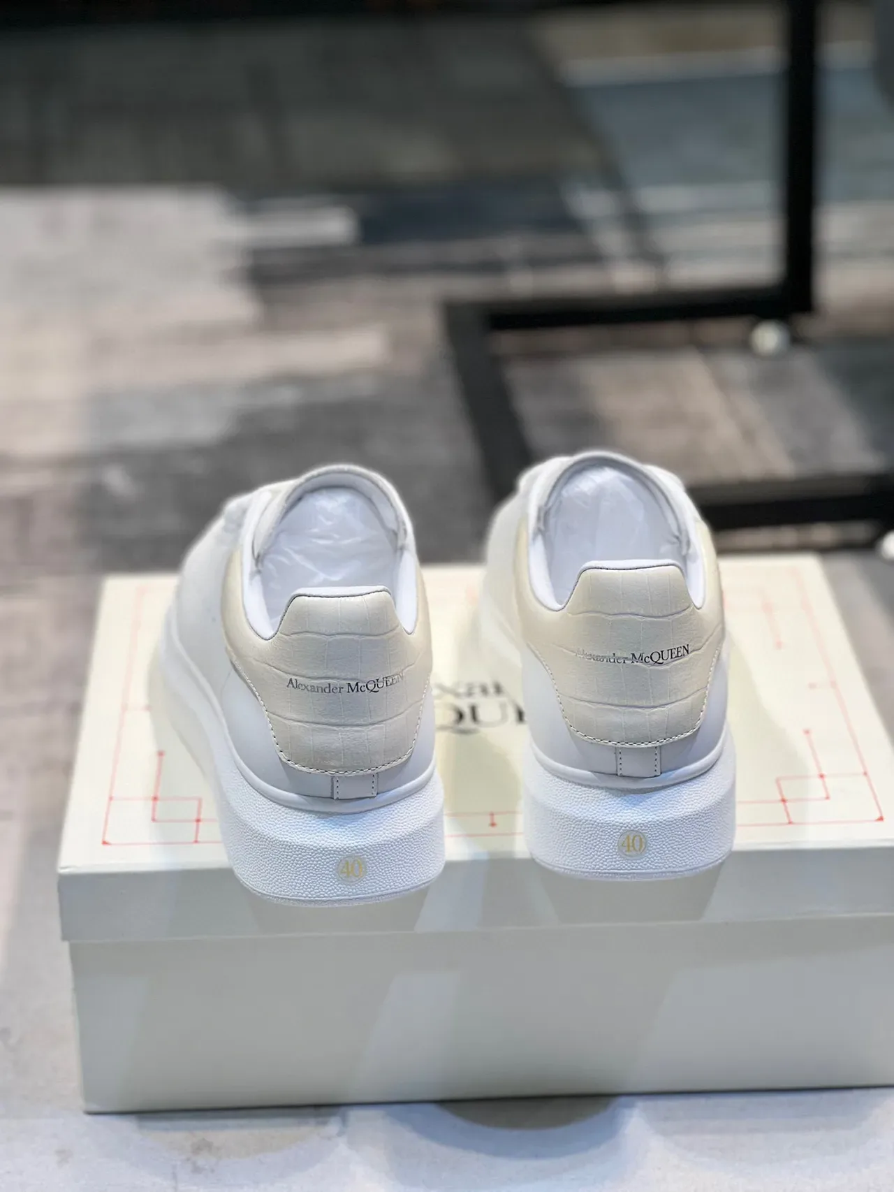 Alexander McQueen ওভারসাইজড সাদা লাইফস্টাইল স্নিকার 2