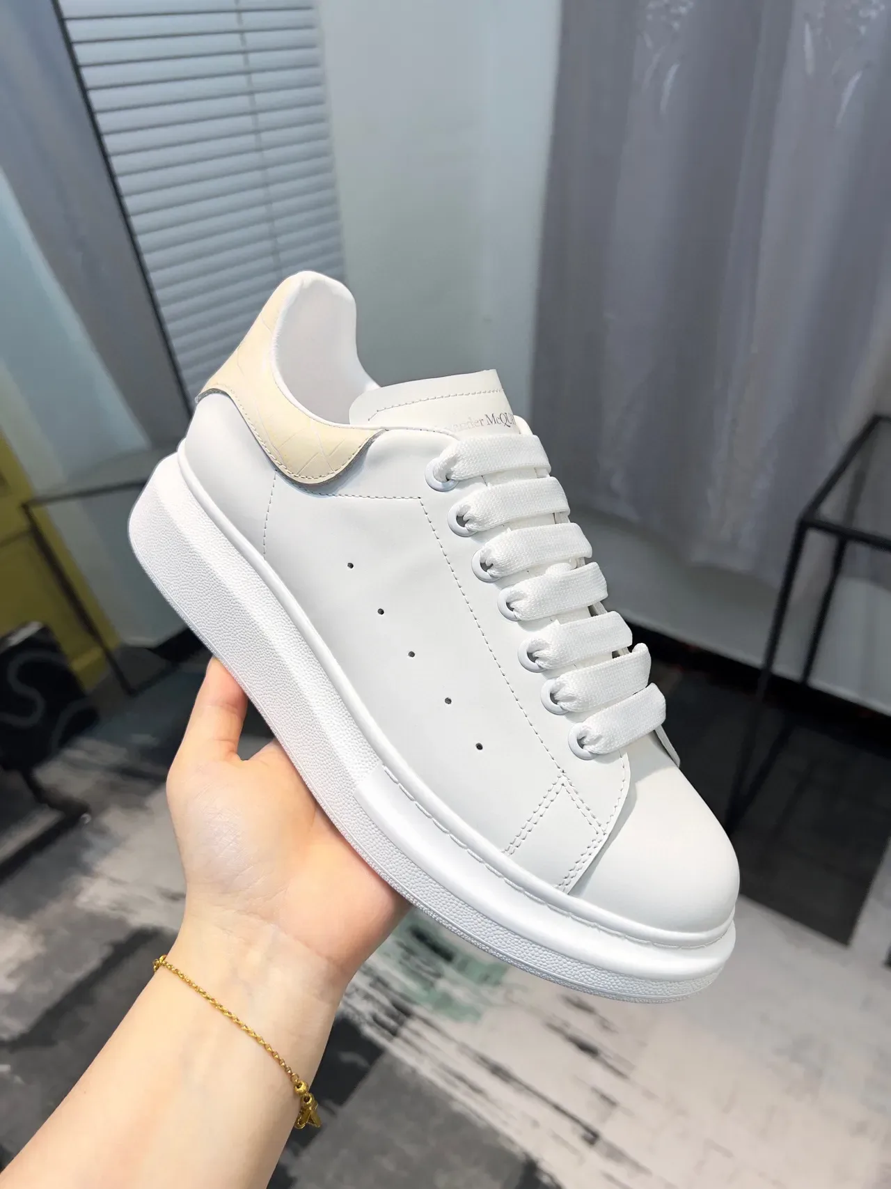 Alexander McQueen ওভারসাইজড সাদা লাইফস্টাইল স্নিকার 6