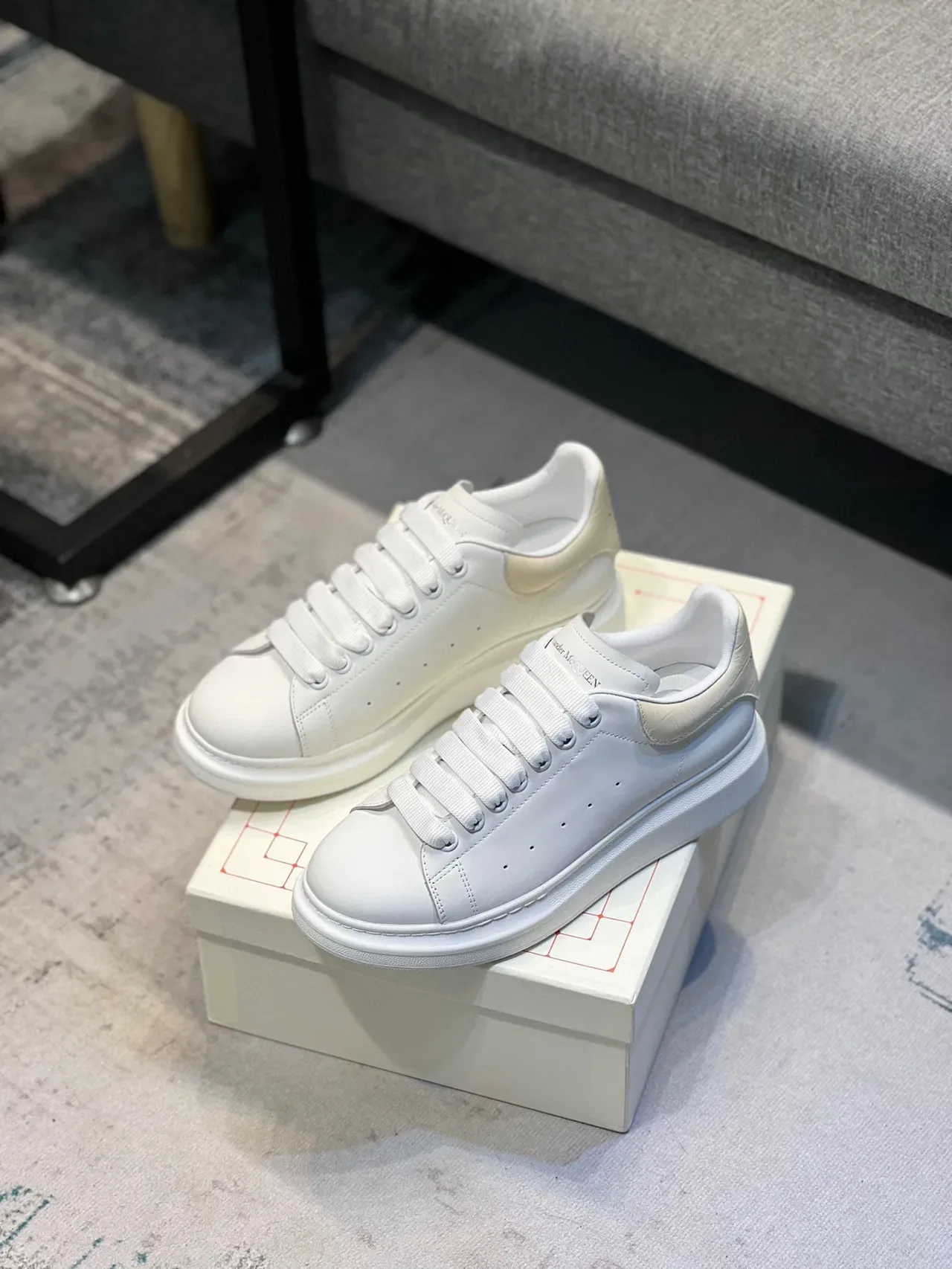 Alexander McQueen ওভারসাইজড সাদা লাইফস্টাইল স্নিকার 7
