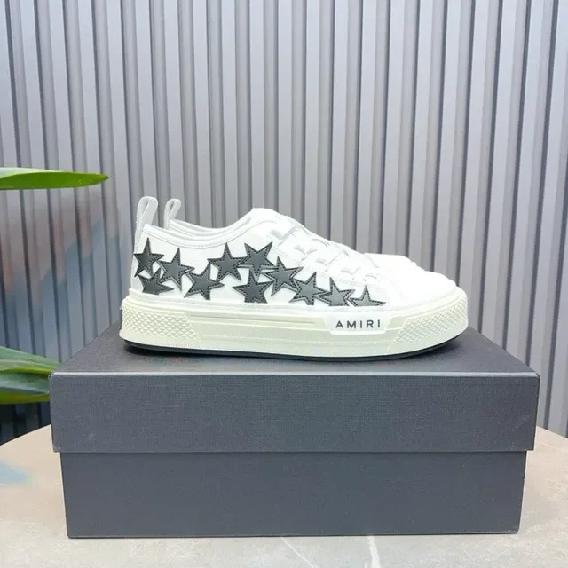 Amiri Blancs et noirs low top avec appliqué étoile sneakers lifestyle 2