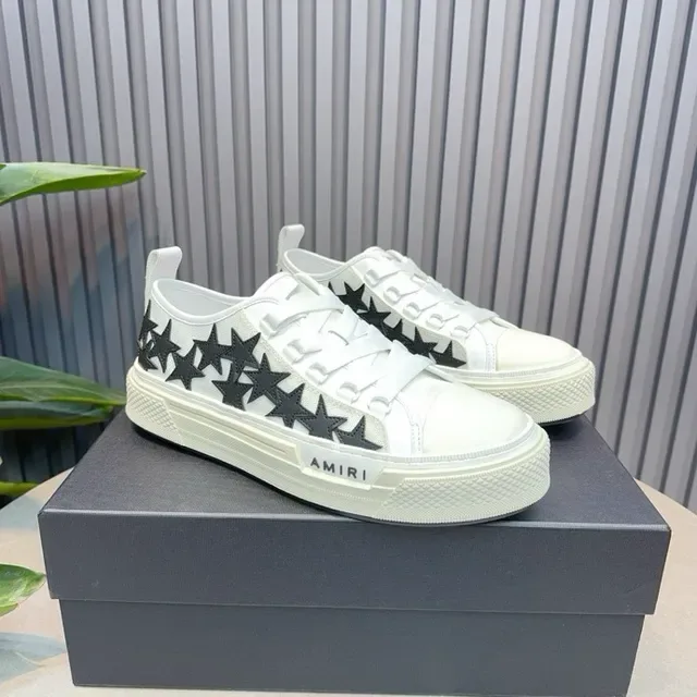 Amiri Blancs et noirs low top avec appliqué étoile sneakers lifestyle 3
