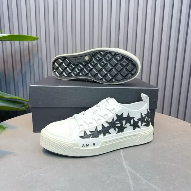 Amiri Blancs et noirs low top avec appliqué étoile sneakers lifestyle 5