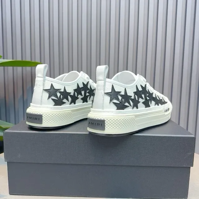Amiri Blancs et noirs low top avec appliqué étoile sneakers lifestyle 9