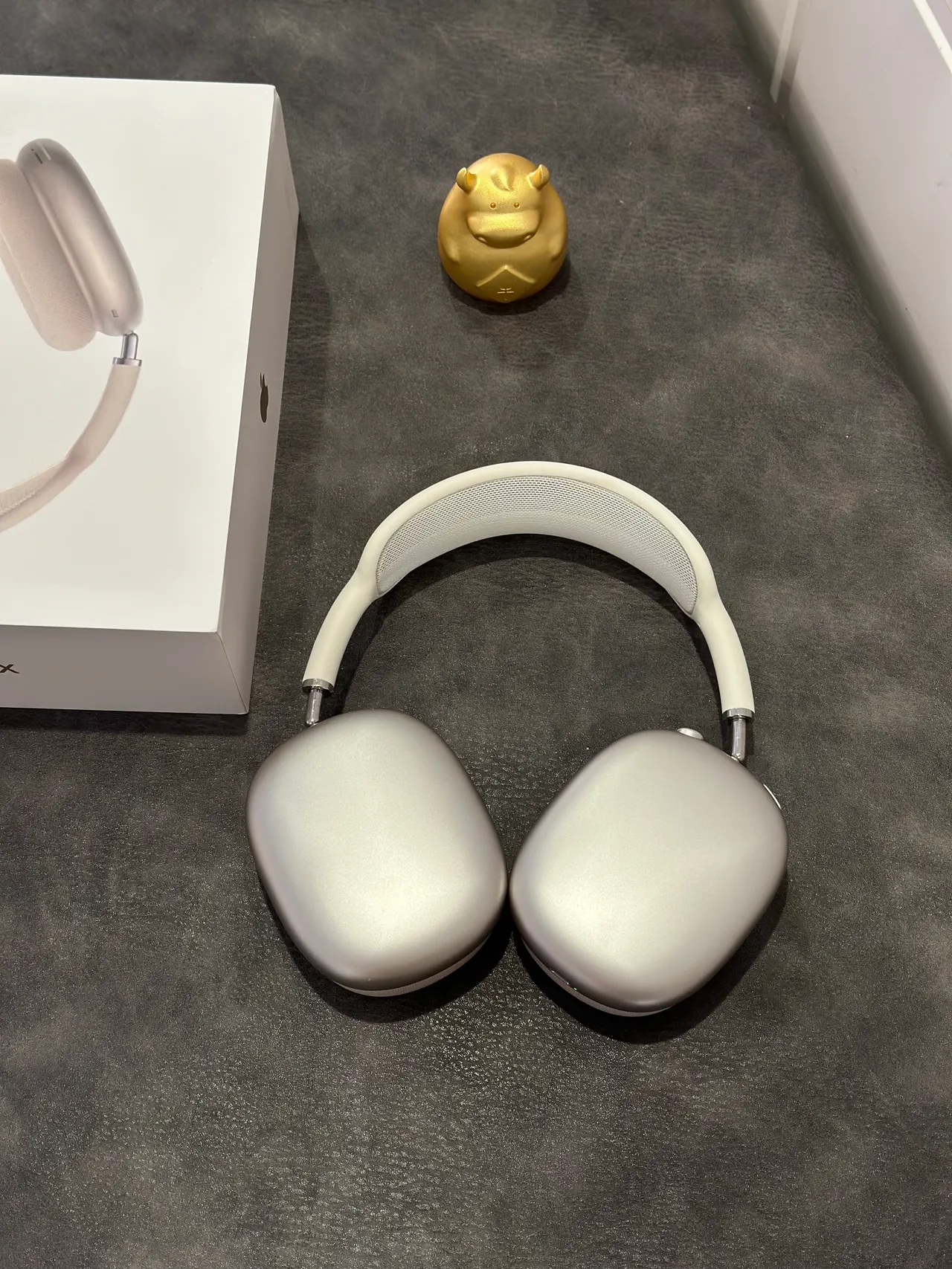 Apple AirPods Max Off-White Over-Ear Headphones 4
