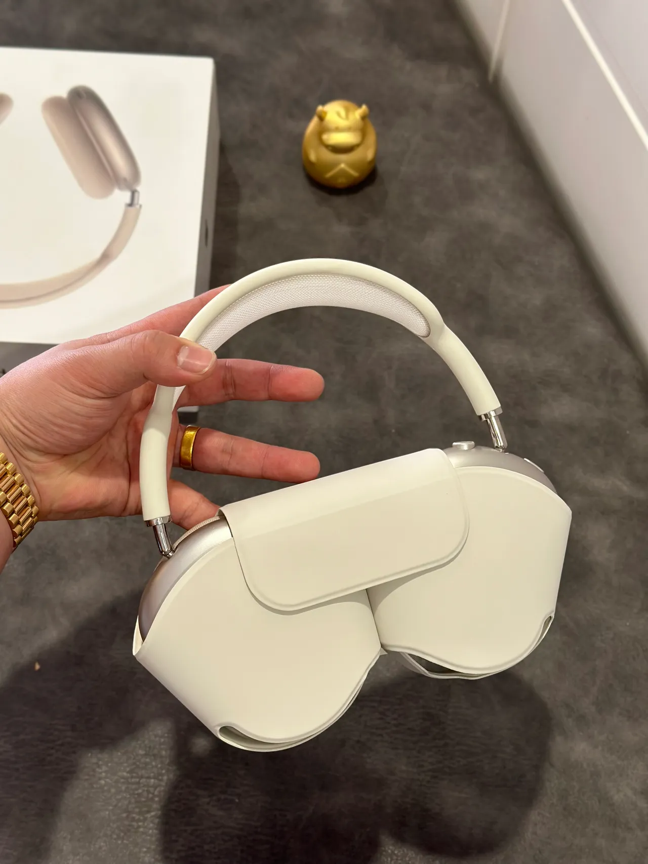 Apple AirPods Max Off-White Over-Ear Headphones 5