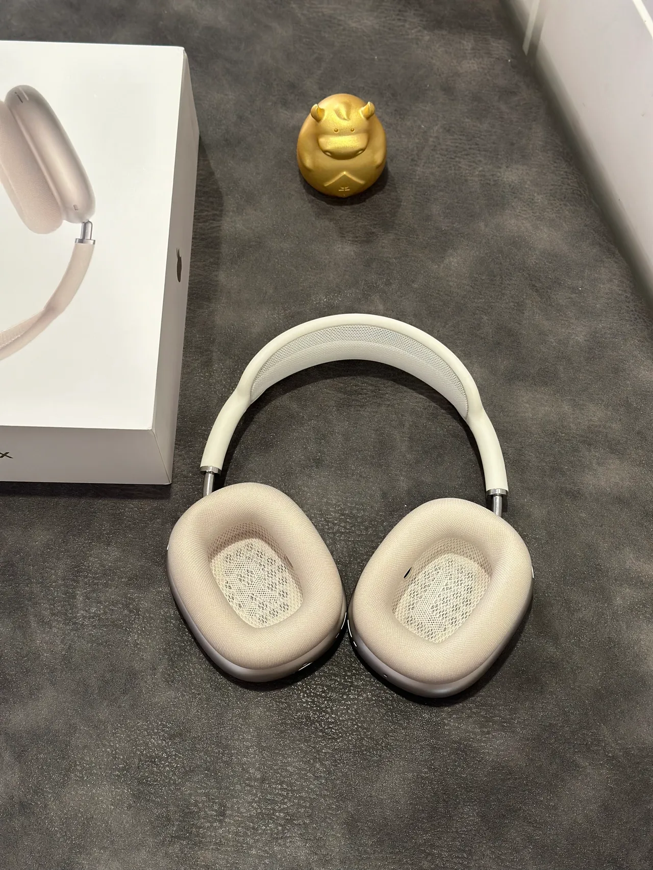 Apple AirPods Max Off-White Over-Ear Headphones 6