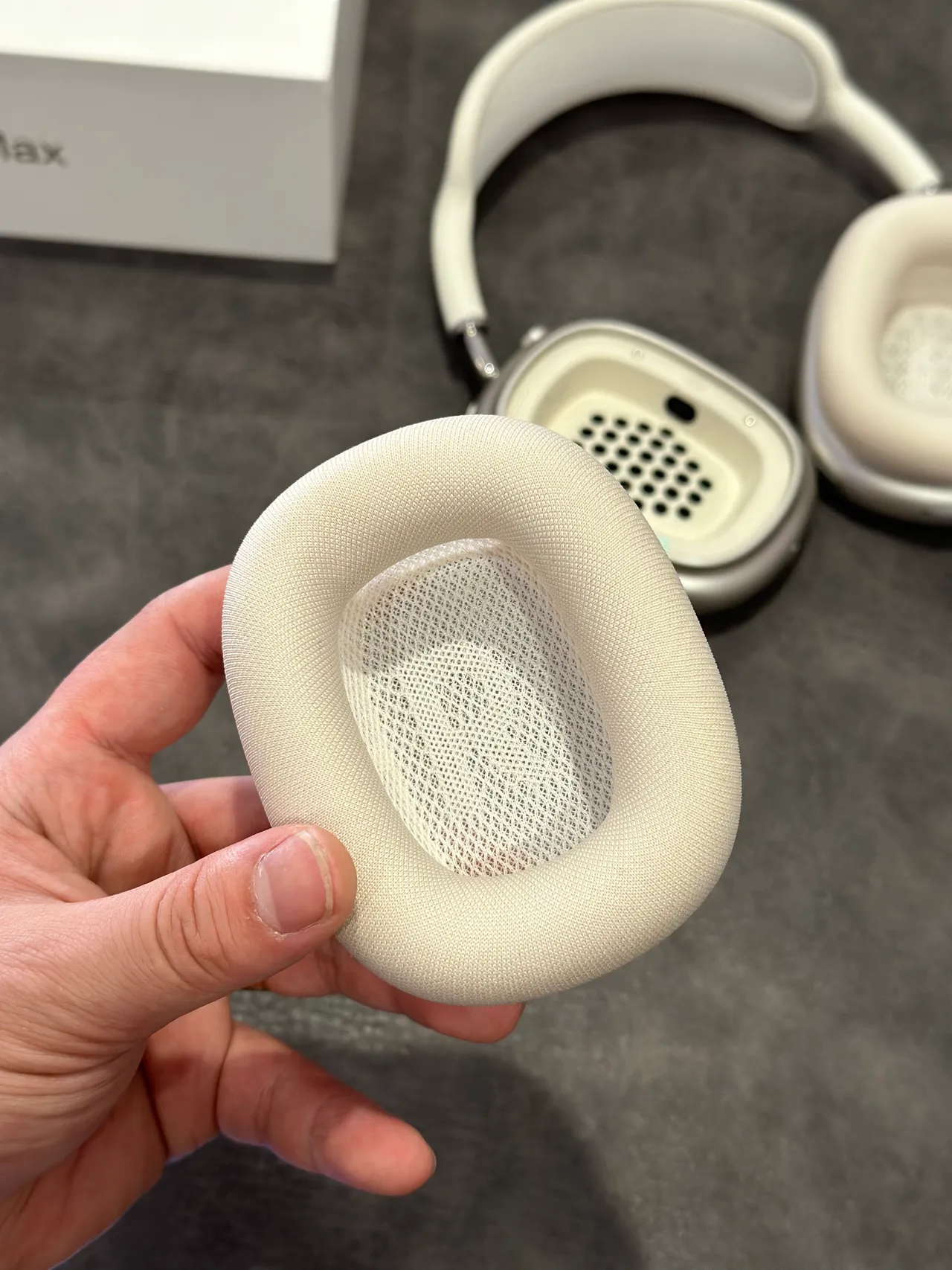 Apple AirPods Max Off-White Over-Ear Headphones 9