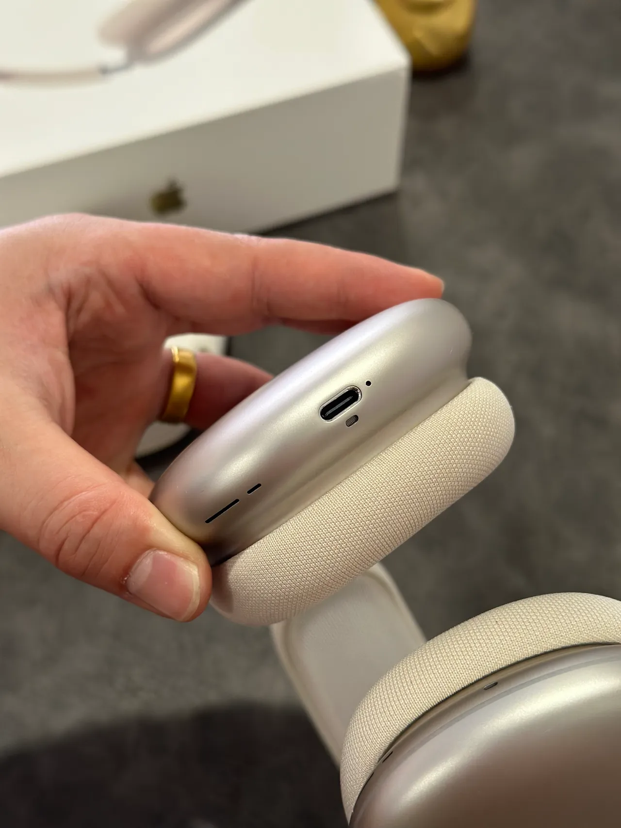 Apple AirPods Max Off-White Over-Ear Headphones 11