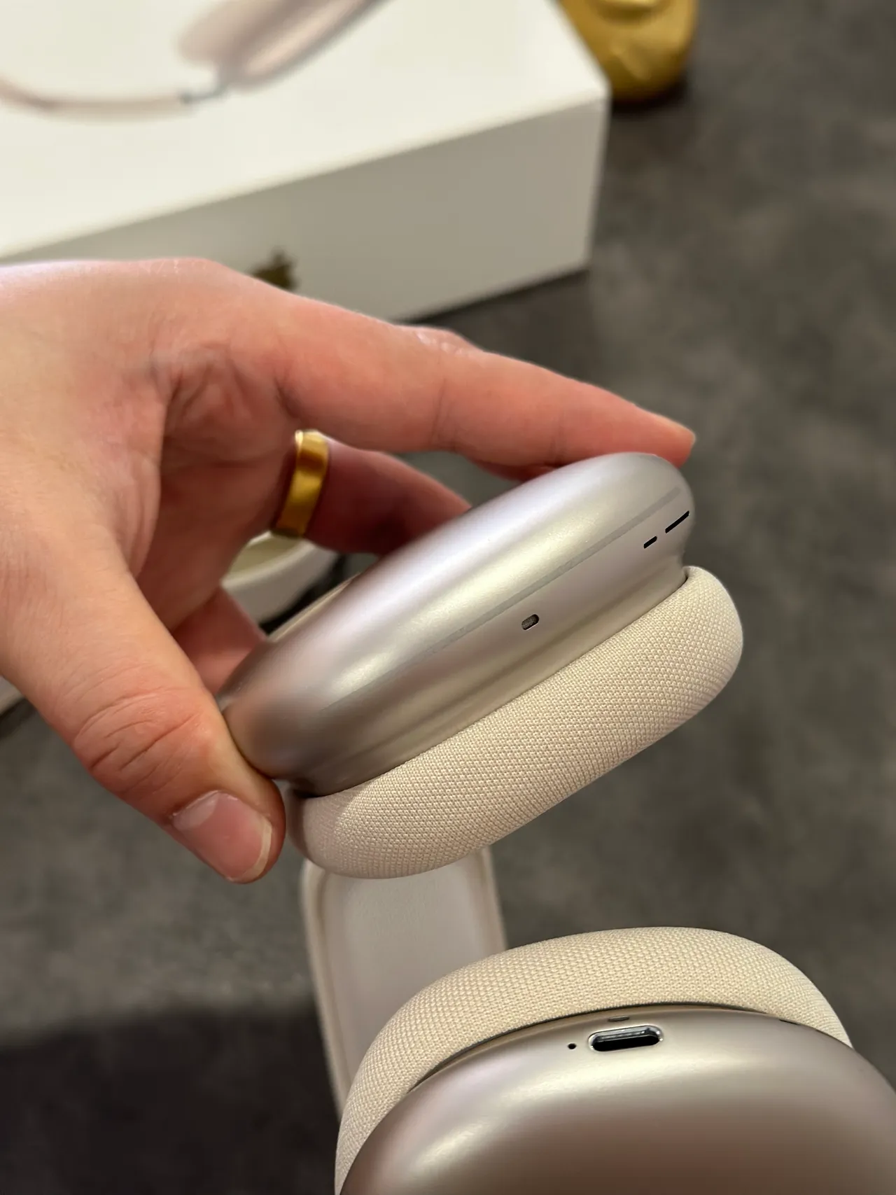 Apple AirPods Max Off-White Over-Ear Headphones 16