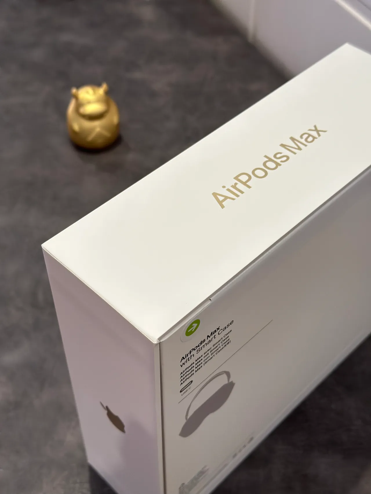 Apple AirPods Max Off-White Over-Ear Headphones 18