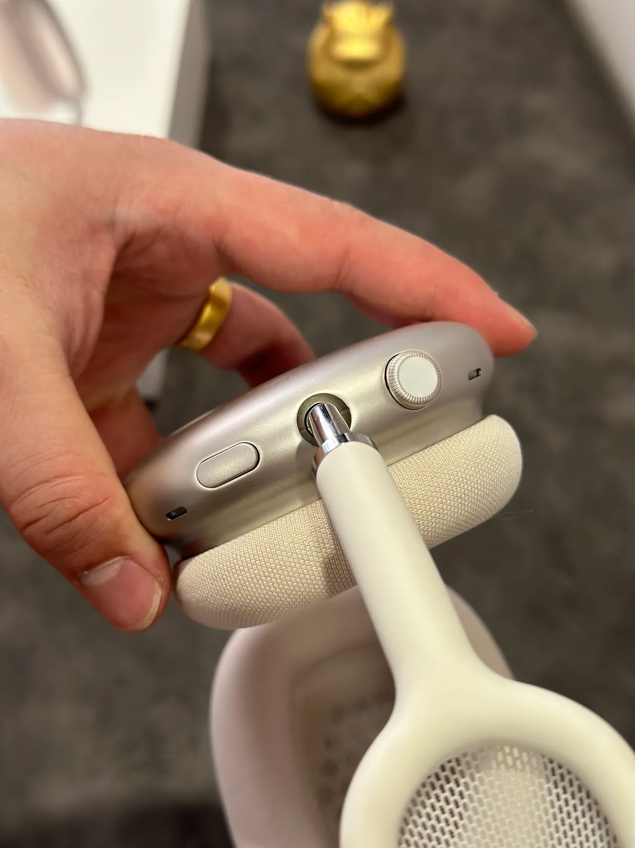 Apple AirPods Max Off-White Over-Ear Headphones 19