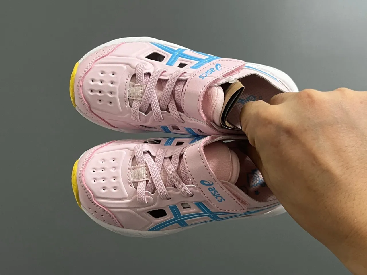 ASICS أسود ذهبي منخفض القمة مثقوب العلوي أحذية الجري 15