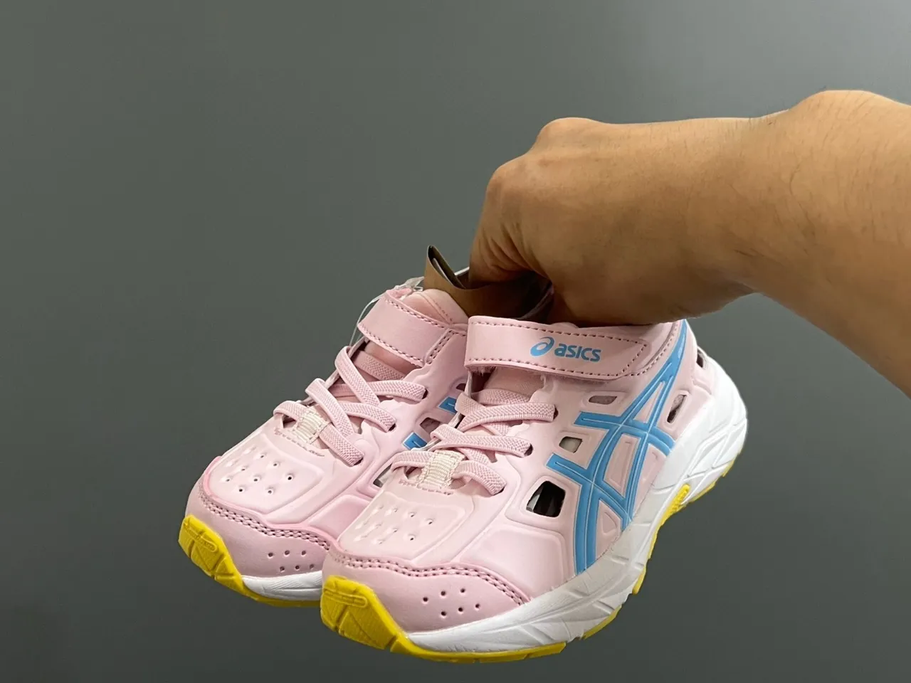 ASICS أسود ذهبي منخفض القمة مثقوب العلوي أحذية الجري 16