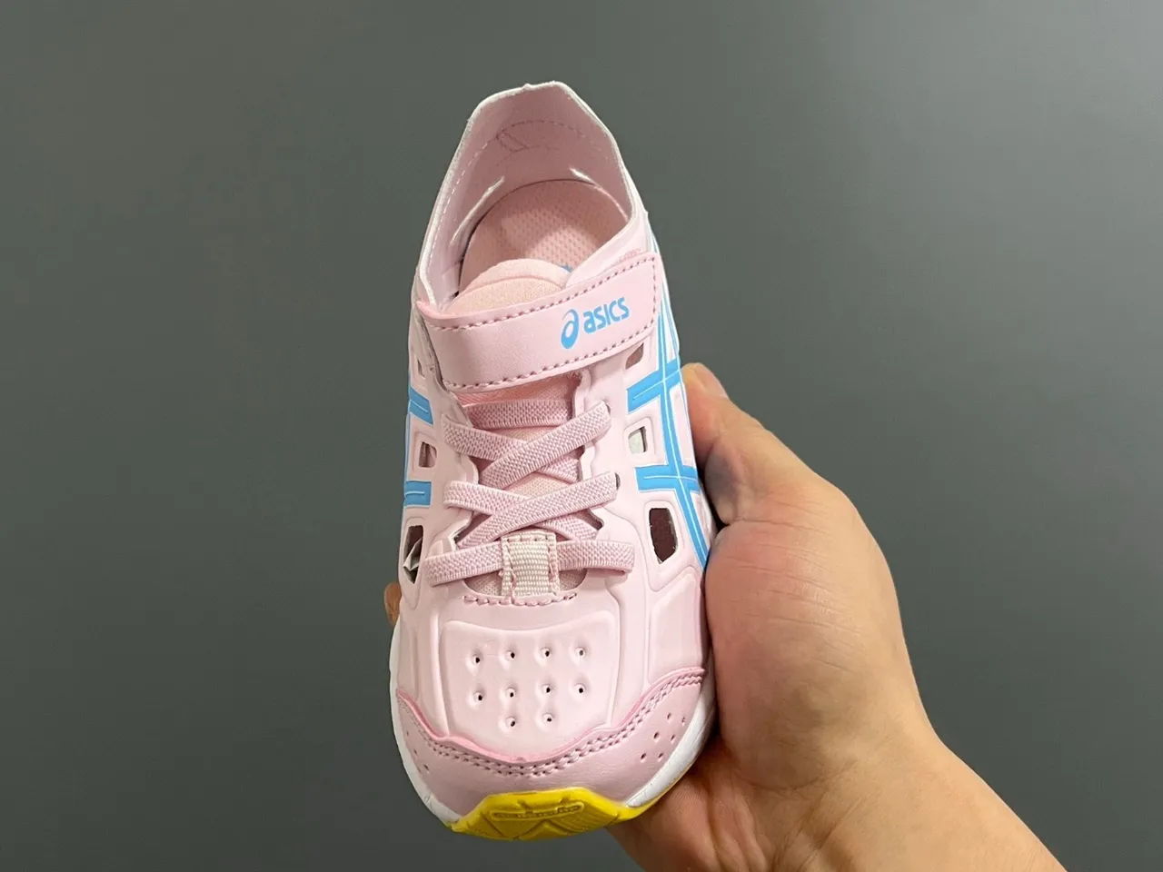ASICS أسود ذهبي منخفض القمة مثقوب العلوي أحذية الجري 17