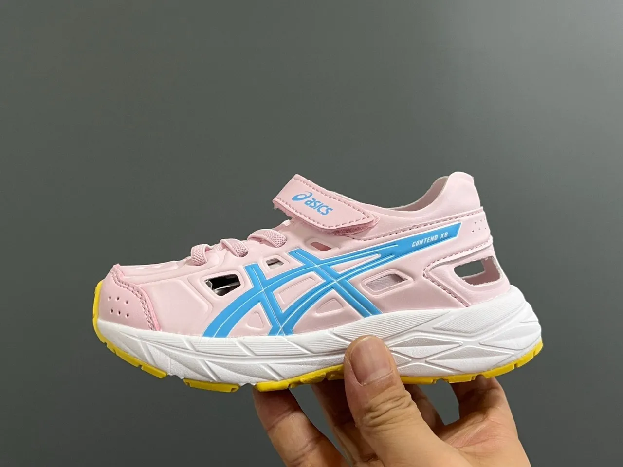 ASICS أسود ذهبي منخفض القمة مثقوب العلوي أحذية الجري 18