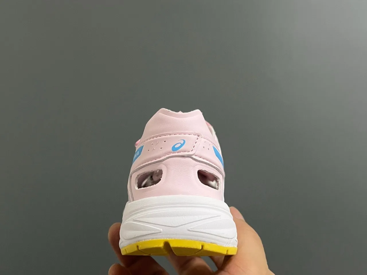 ASICS أسود ذهبي منخفض القمة مثقوب العلوي أحذية الجري 19