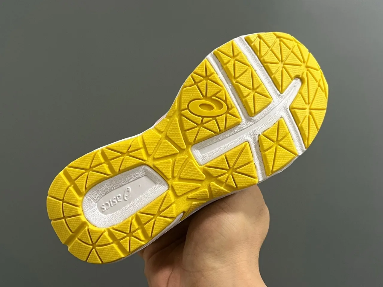 ASICS أسود ذهبي منخفض القمة مثقوب العلوي أحذية الجري 20