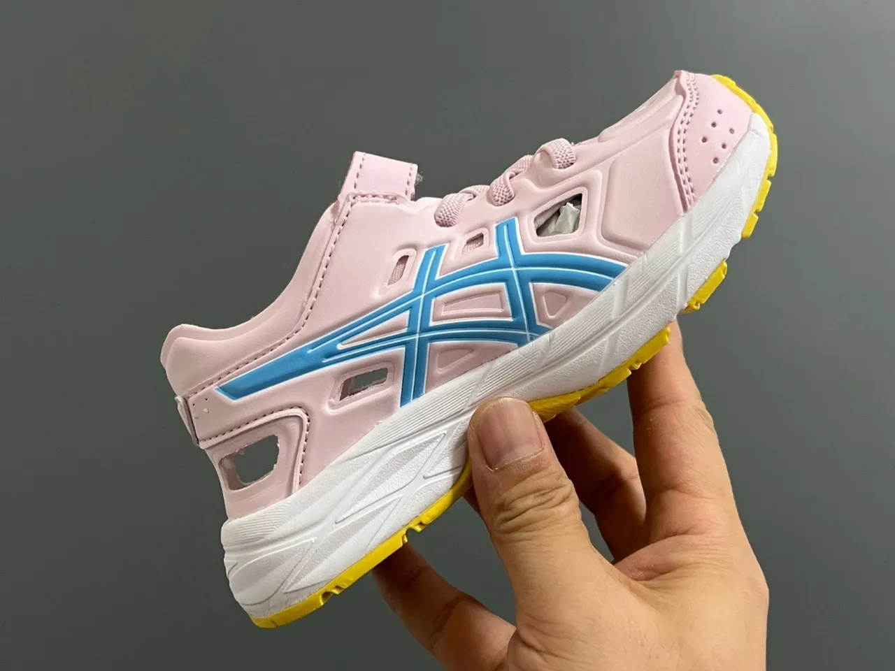 ASICS أسود ذهبي منخفض القمة مثقوب العلوي أحذية الجري 21