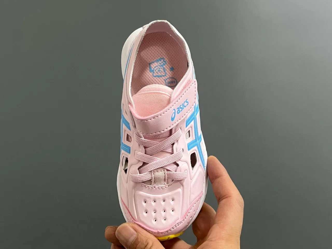 ASICS أسود ذهبي منخفض القمة مثقوب العلوي أحذية الجري 22