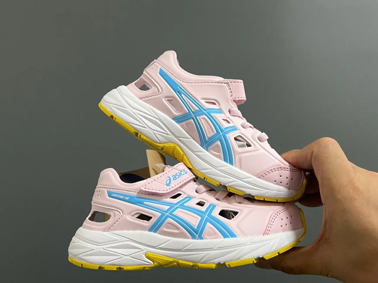 ASICS أسود ذهبي منخفض القمة مثقوب العلوي أحذية الجري 23