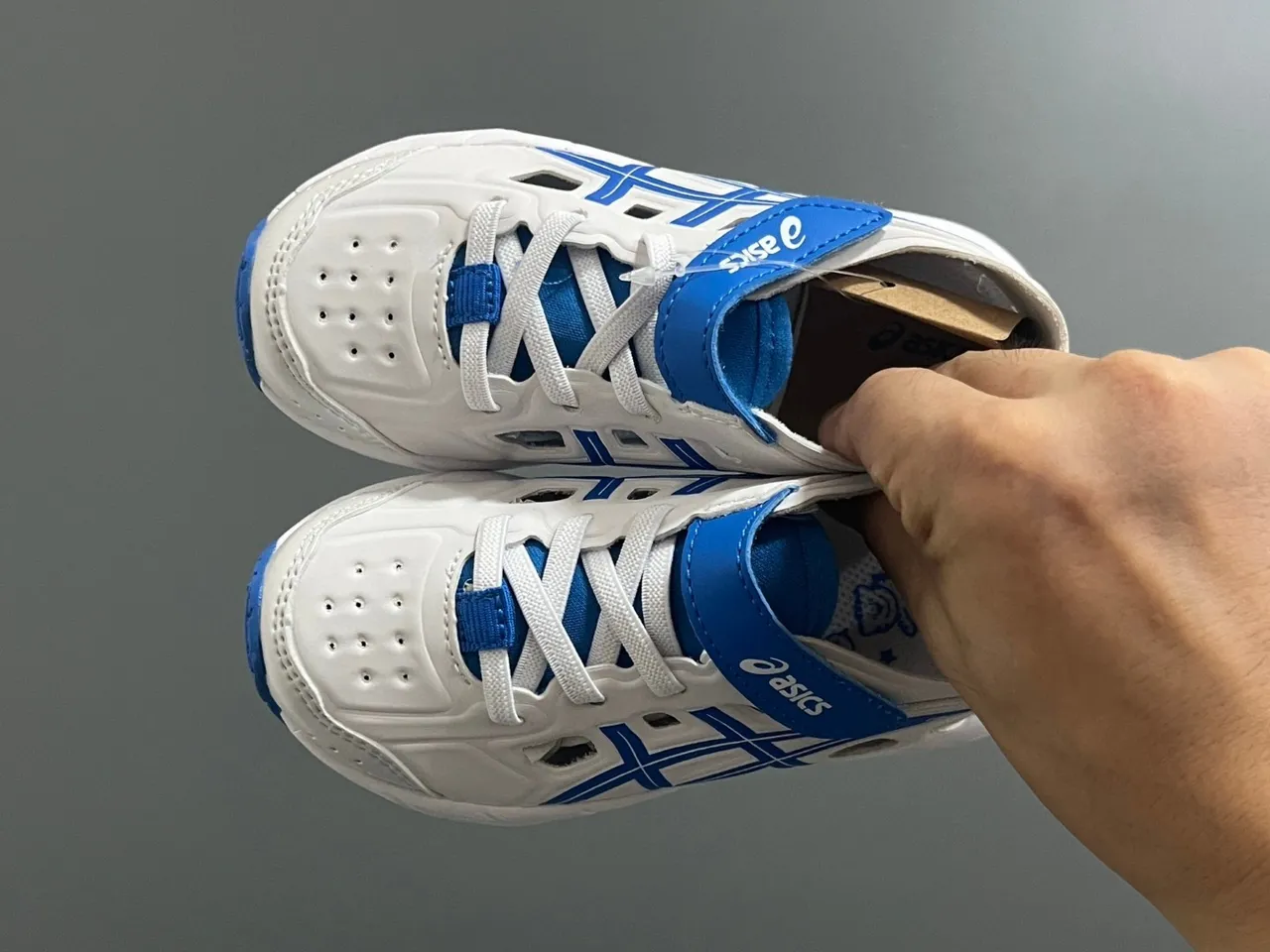 ASICS أسود ذهبي منخفض القمة مثقوب العلوي أحذية الجري 24