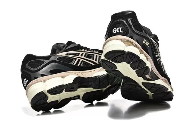 ASICS Gel-Kayano أحذية الجري السوداء والبيج 2