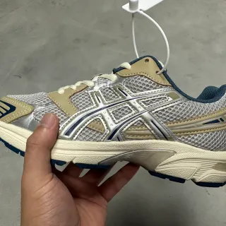 ASICS أحذية الجري الفضية البحرية المعدنية الشبكية البيجة مع التغطيات الاصطناعية