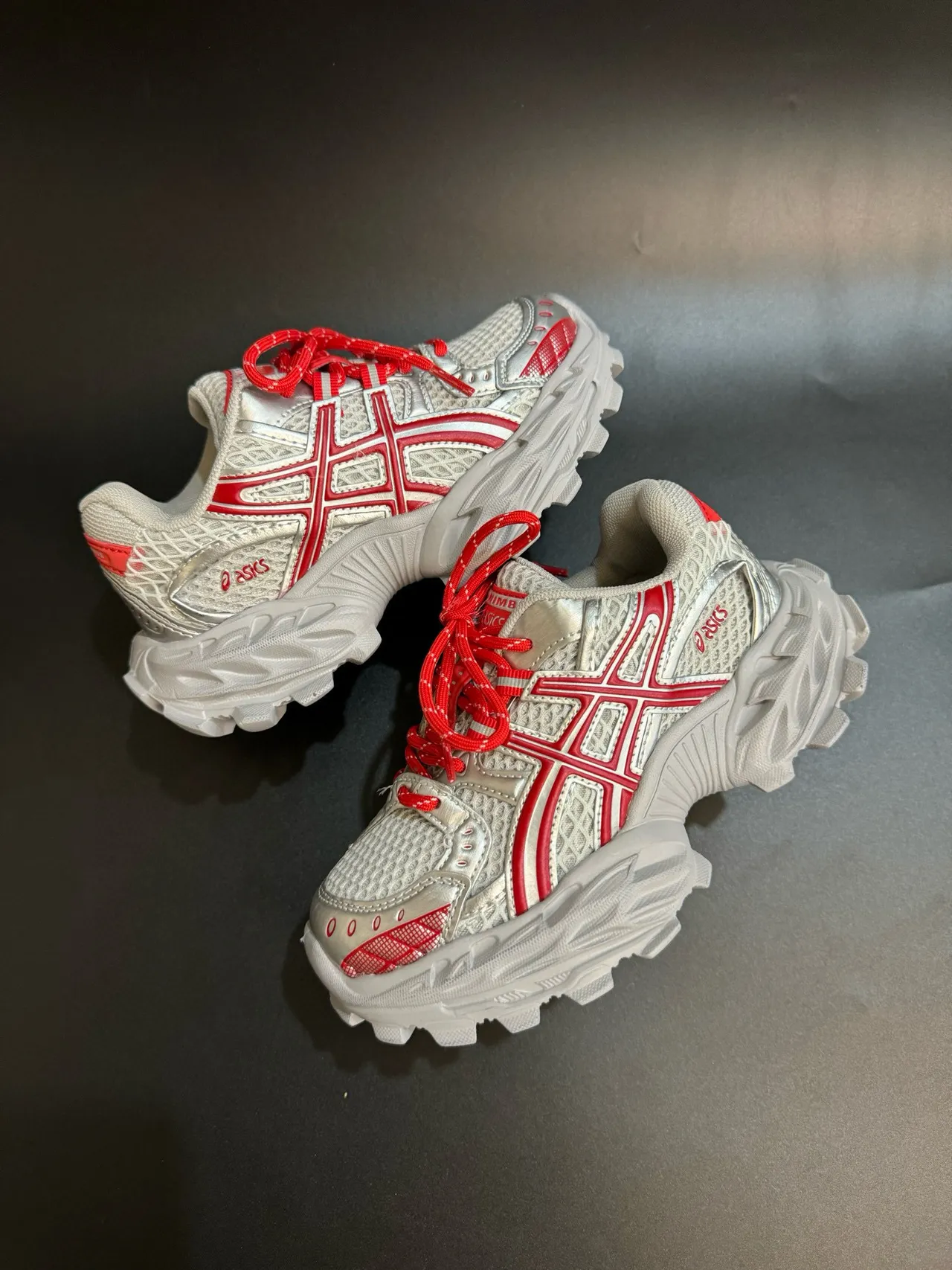 ASICS Argent Rouge Silhouette Chunky Maille et Recouvrement Synthétique Sneakers Lifestyle 22