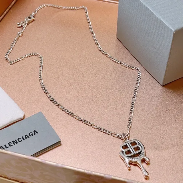 Balenciaga B Collier Pendentif Chaîne Argentée 6