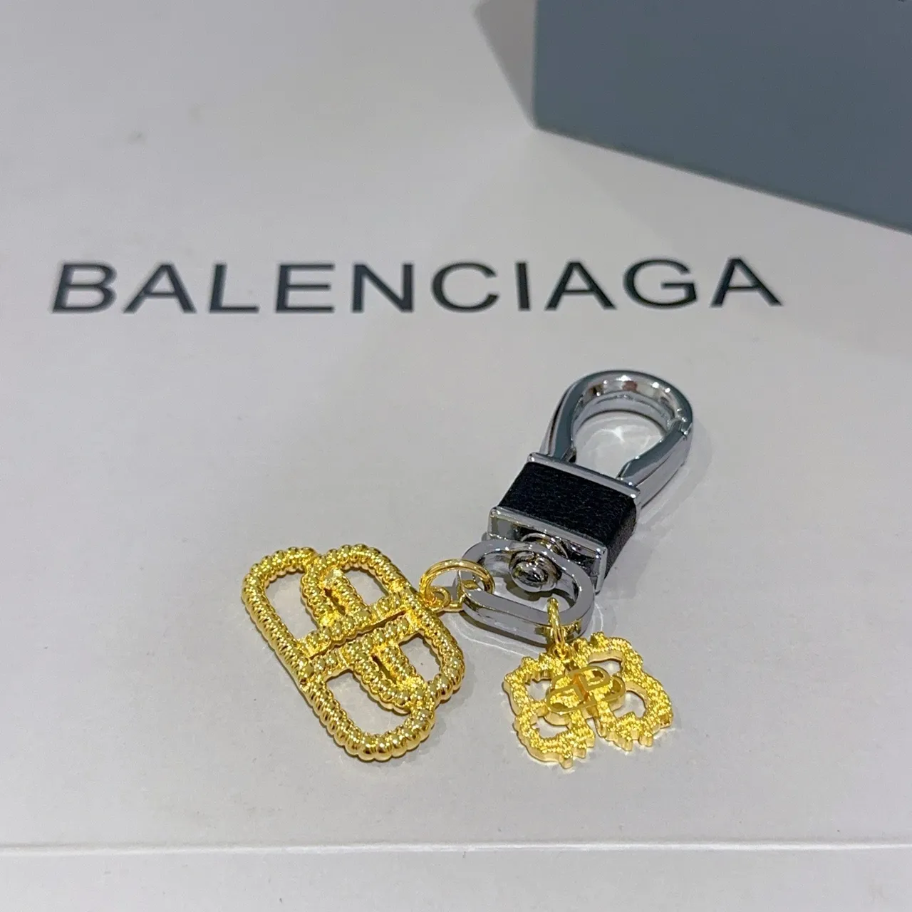 Balenciaga BB Charm Gold-Tone Dual Logo Llavero Pulsera 2