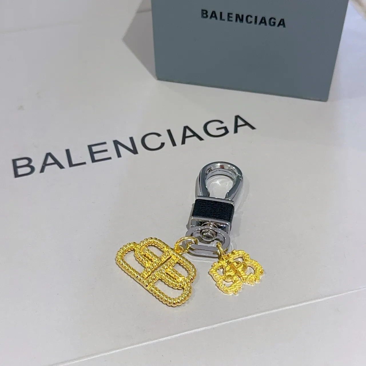 Balenciaga BB Charm Gold-Tone Dual Logo Llavero Pulsera 3