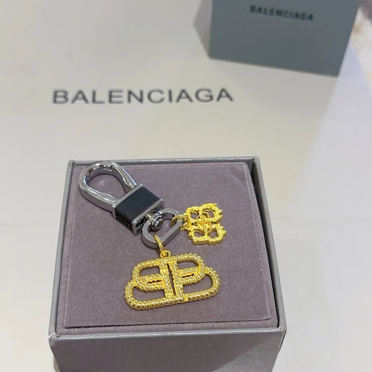 Balenciaga BB Charm Gold-Tone Dual Logo Llavero Pulsera 4