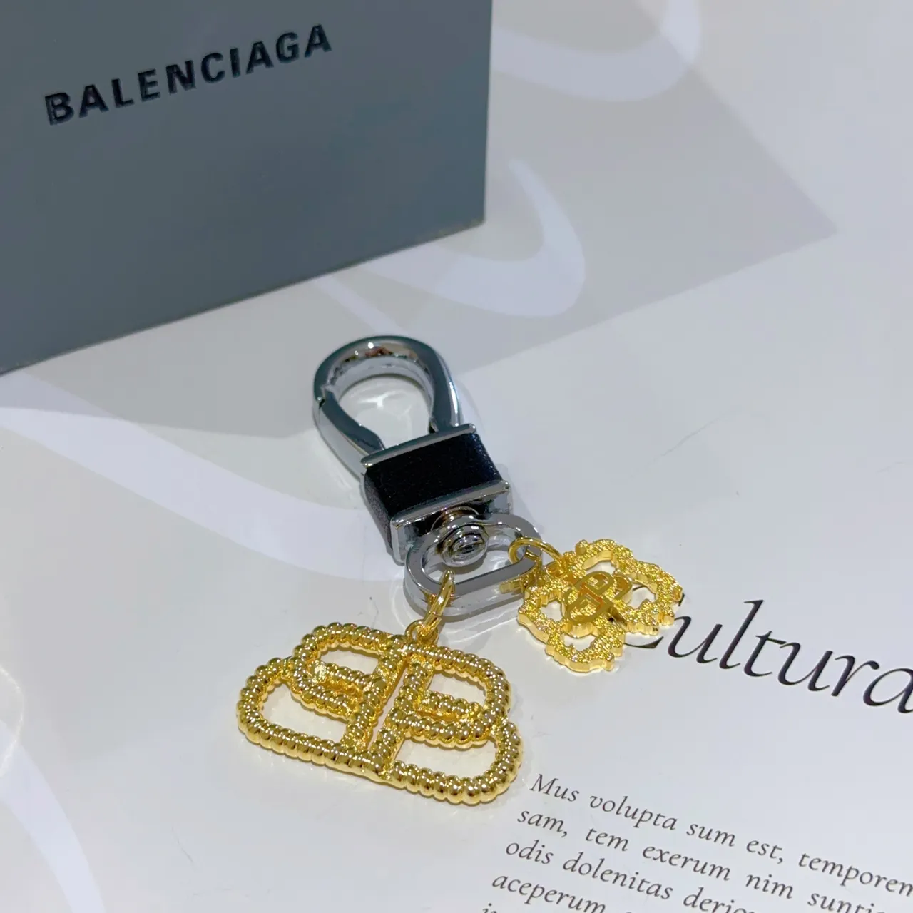 Balenciaga BB Charm Gold-Tone Dual Logo Llavero Pulsera 5