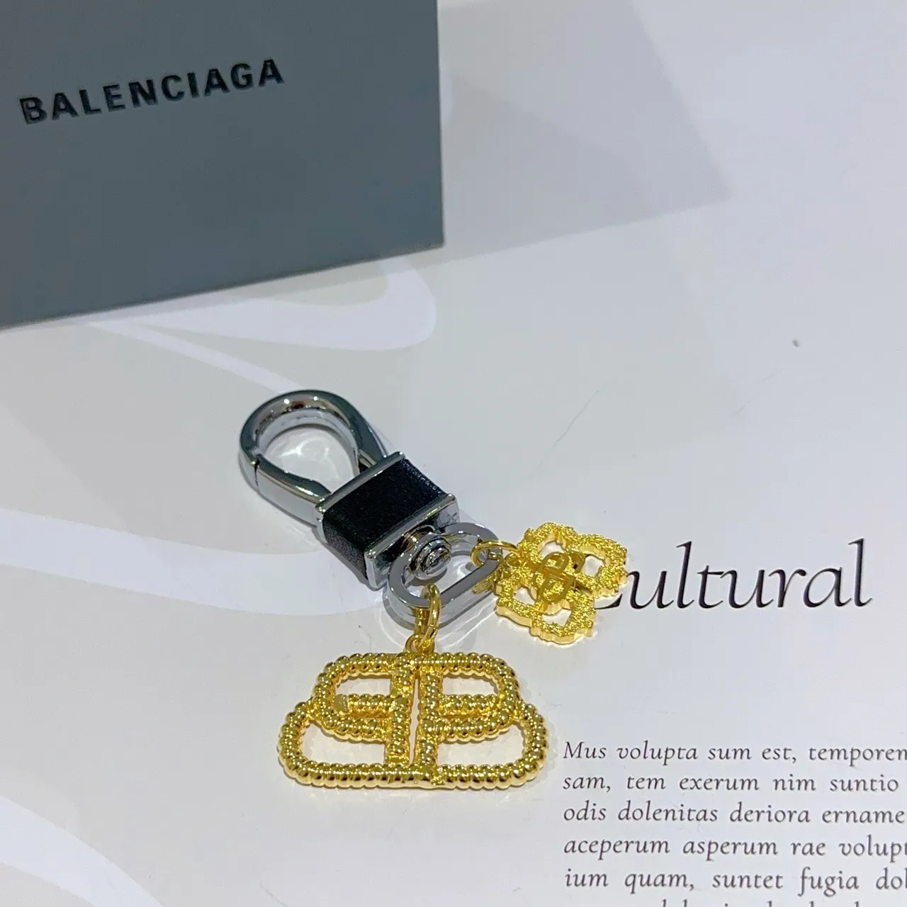 Balenciaga BB Charm Gold-Tone Dual Logo Llavero Pulsera 6