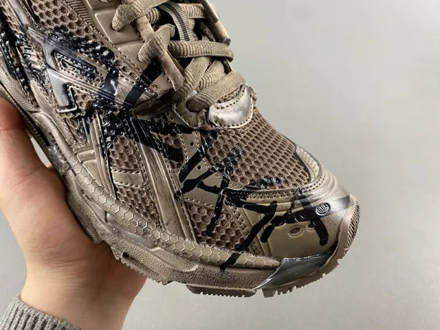 Balenciaga Tênis Chunky Desconstruídos Pintados Com Graffiti Bege Preto 2