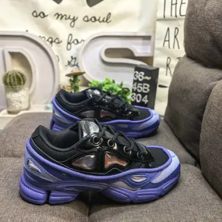 Balenciaga Zapatillas negras y moradas con suela esculpida y color blocking chunky