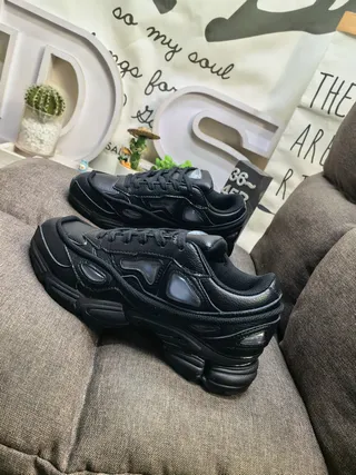 Balenciaga أحذية رياضية سوداء وبنفسجية بقاعدة منحوتة وتصميم بلوكيج الألوان وحجم كبير 17