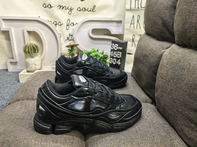 Balenciaga أحذية رياضية سوداء وبنفسجية بقاعدة منحوتة وتصميم بلوكيج الألوان وحجم كبير 21