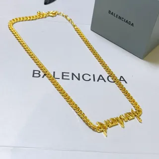 قلادة Balenciaga ذهبية سلسلة كيرب تشونكي بلوقو جرافيتي ستايل