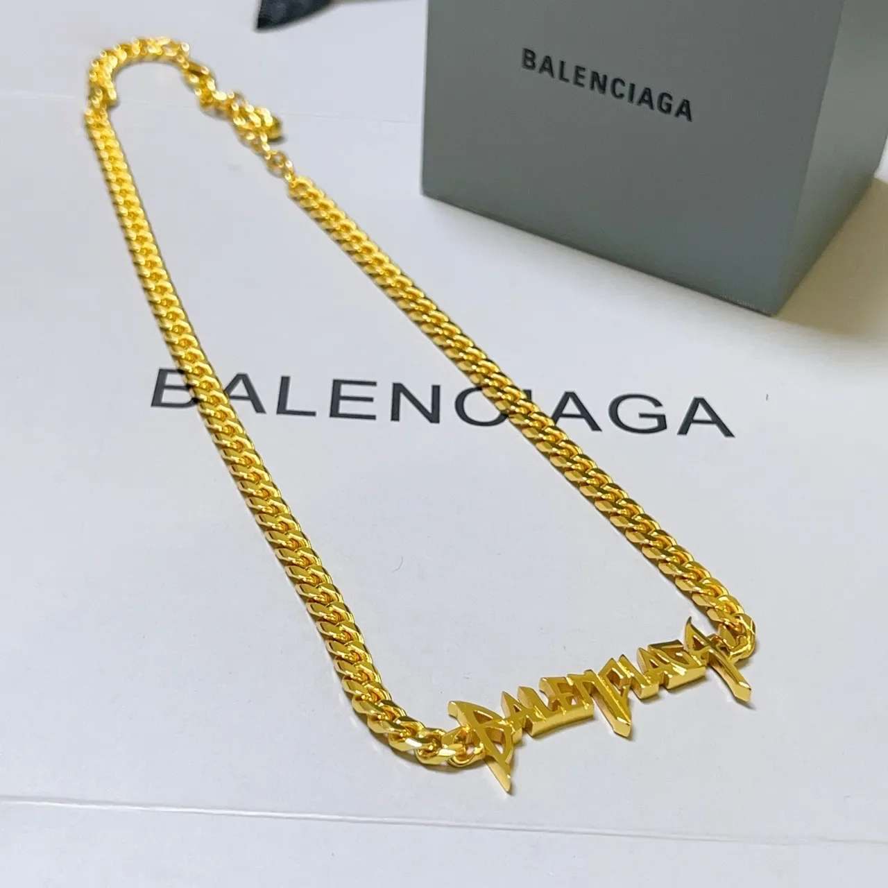 Collier Balenciaga en or avec chaîne curb chunky et pendentif logo au style graffiti 2